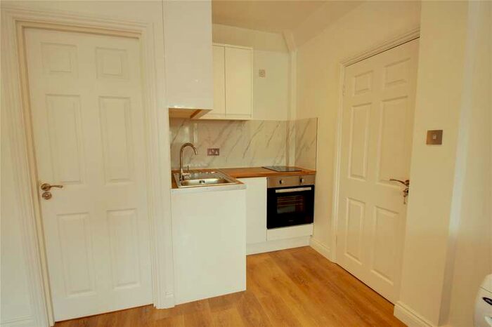 1 Bedroom Flat To Rent In Abbey Road, Chertsey, Surrey, KT16