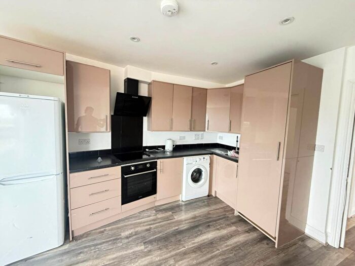 3 Bedroom Flat To Rent In Coldharbour L, Hayes, UB3