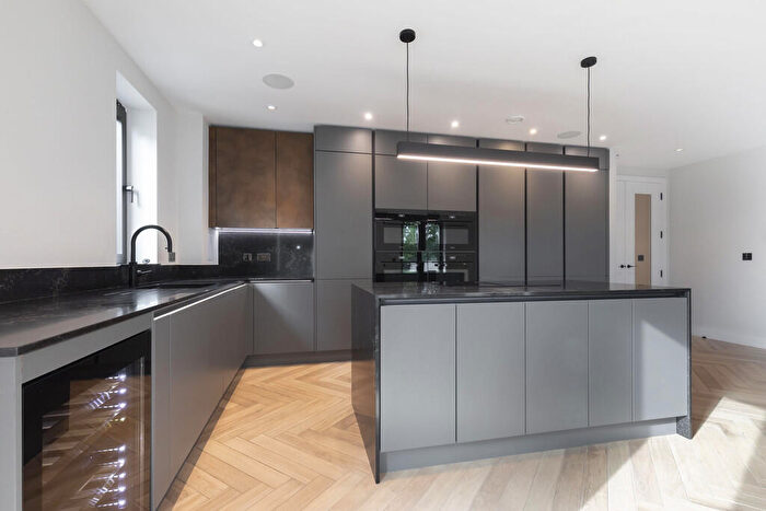 3 Bedroom Apartment To Rent In Parabola Road, Cheltenham, GL50