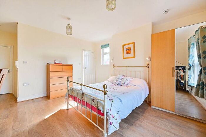 Studio To Rent In Chatsworth Gardens, Acton, London, W3