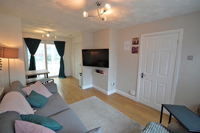 3 Bedroom Semi-Detached House For Sale In Spring Walk, Newport, PO30