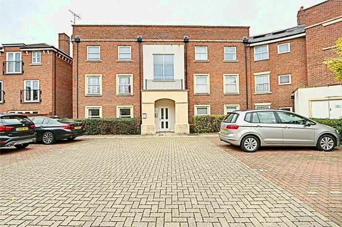 2 Bedroom Flat To Rent In Summer Gardens, Ruilsip, HA4