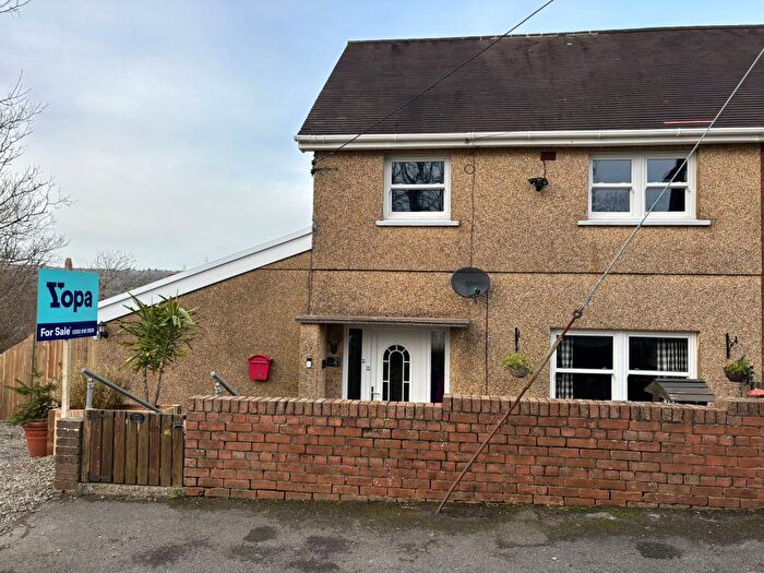 3 Bedroom Semi-Detached House For Sale In Y Drim, Ponthenry, Llanelli, SA15