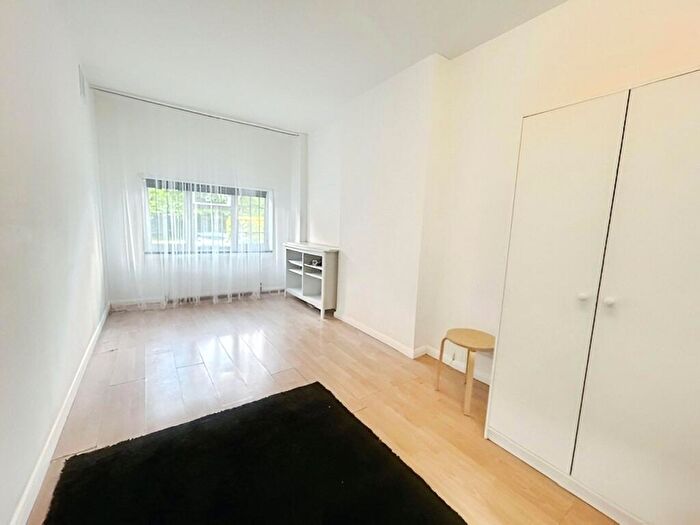 Flat To Rent In Foresters Drive, Wallington, SM6