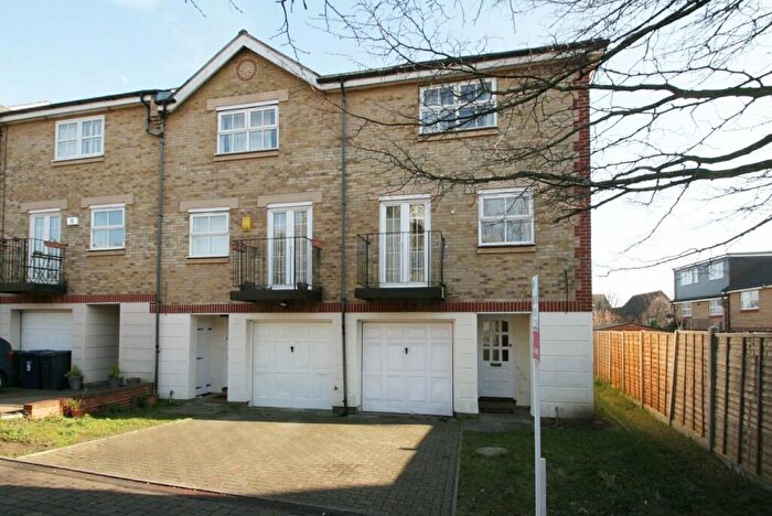 4 Bedroom Town House For Sale In Highgrove Close, Friern Barnet, N11