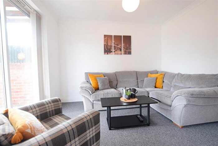 4 Bedroom Semi-Detached House To Rent In Willingham Avenue - Student House - /, LN2