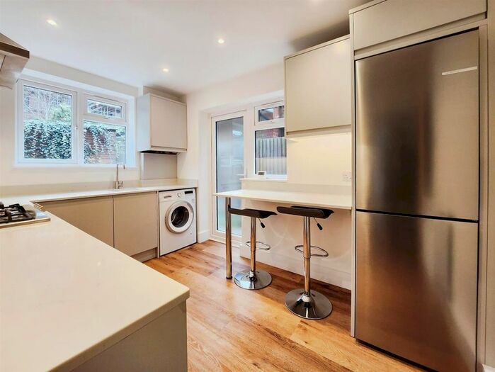 2 Bedroom Flat To Rent In South Park Road, London, SW19