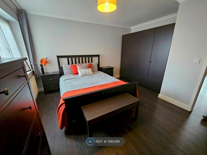 1 Bedroom Flat To Rent In Hawthorn Court, Ilford, IG5