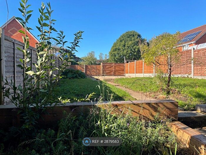 3 Bedroom Semi-Detached House To Rent In Lipscombe Rise, Alton, GU34