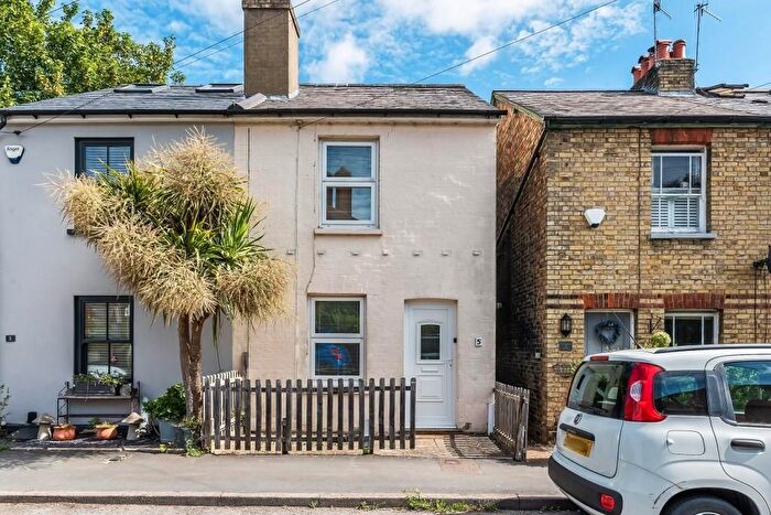 2 Bedroom Property For Sale In Leslie Road, Dorking, RH4