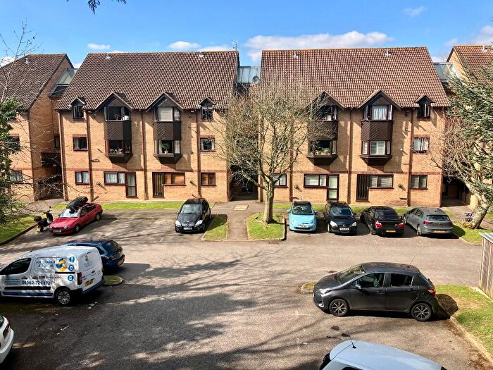 2 Bedroom Flat To Rent In Hawkshill, Dellfield, St. Albans, AL1