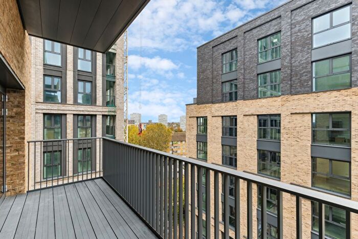 2 Bedroom Flat To Rent In Darter House, Anax Street, N4