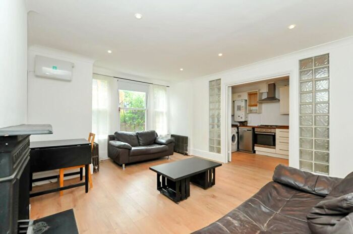 3 Bedroom Flat To Rent In Dunsmure Road, Stoke Newington, N16