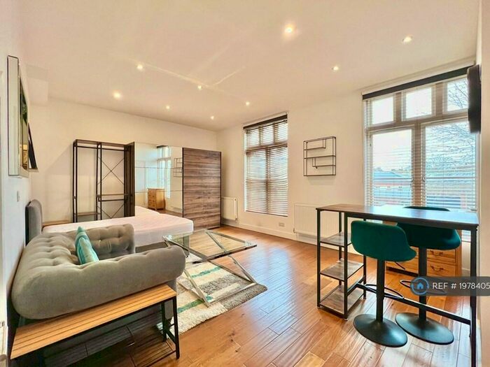 Studio To Rent In Kennington Road, London, SE11