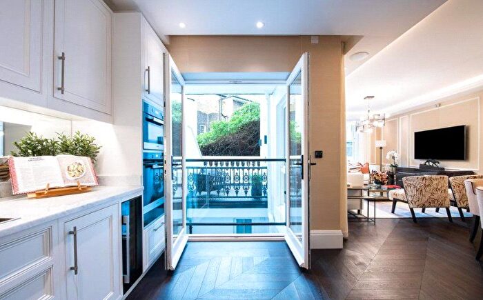 3 Bedroom Flat To Rent In Prince Of Wales Terrace, Kensington, London, W8