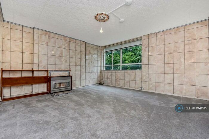 3 Bedroom Flat To Rent In St Mary's Road, London, SE15