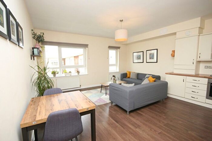 2 Bedroom Flat To Rent In New Mart Place, Chesser, Edinburgh, EH14