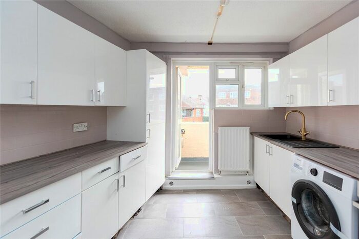 3 Bedroom Flat To Rent In Pymmes Brook House, Colney Hatch Lane, Muswell Hill, London N10