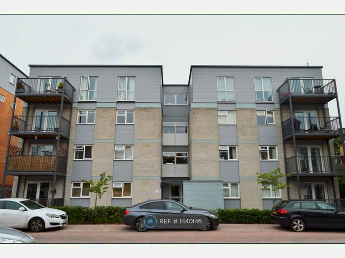 3 Bedroom Flat To Rent In Limerick Close, London, SW12
