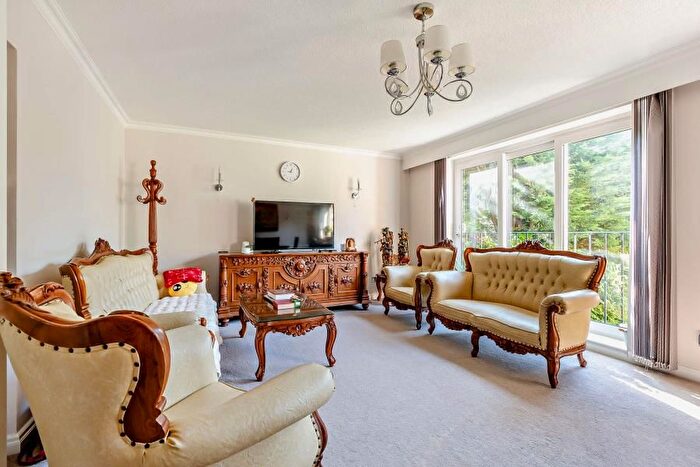 3 Bedroom Flat To Rent In Eastbury Avenue, Northwood, HA6
