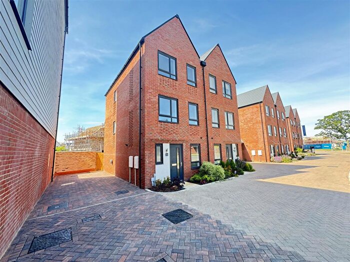 4 Bedroom Semi-Detached House To Rent In Smith Crescent, Springfield, Chelmsford, CM1