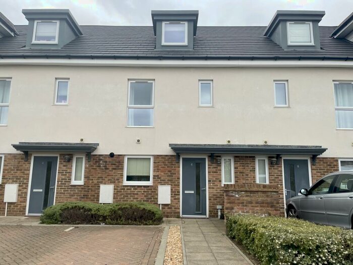 3 Bedroom House To Rent In Rookfield Road, Faygate, Horsham, RH12