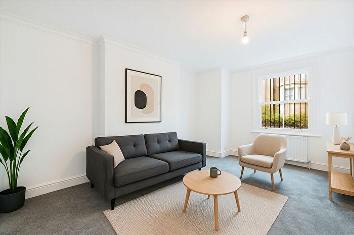 2 Bedroom Flat To Rent In Stowe Road, Shepherd's Bush, W12