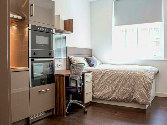 Apartment To Rent In Park Square South, Leeds, #, LS1