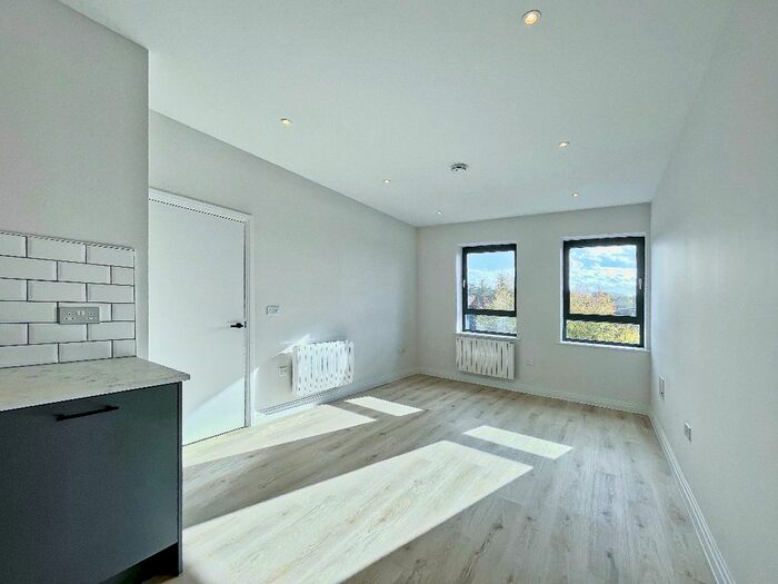 2 Bedroom Flat To Rent In Pembroke Broadway, Camberley, GU15