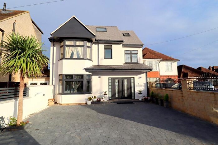 6 Bedroom Detached House For Sale In Barton Road, Luton, LU3