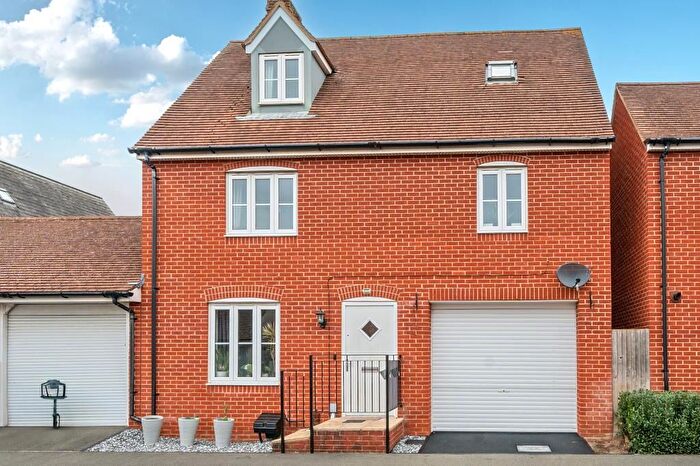 4 Bedroom Link Detached House For Sale In Wall Brown Way, Aylesbury, HP19