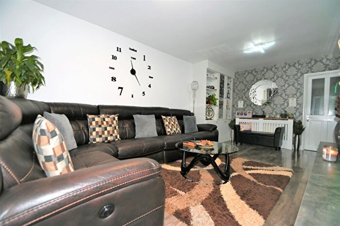 3 Bedroom End Of Terrace House To Rent In Torridge Road, Slough, Berkshire, SL3