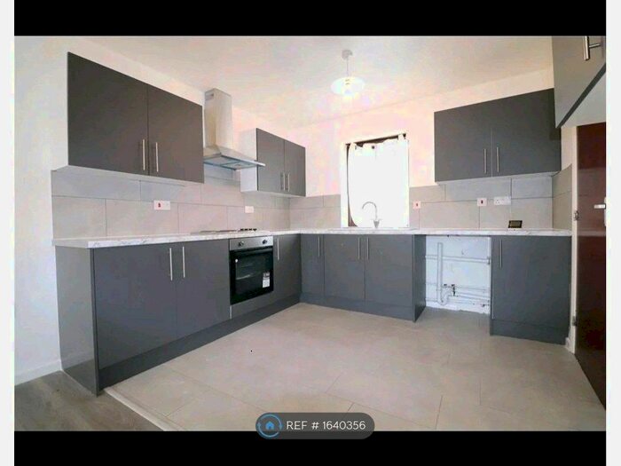 2 Bedroom Flat To Rent In Courtland Grove, London, SE28