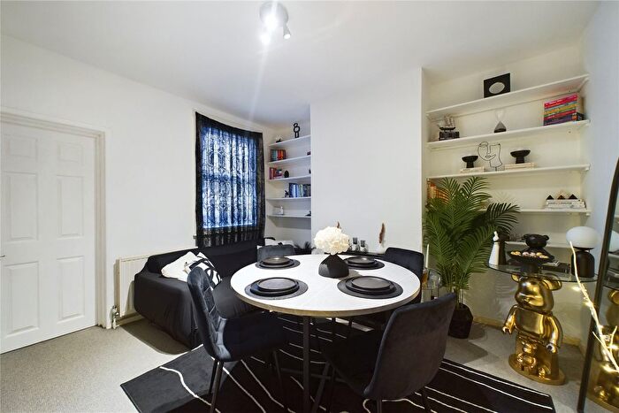 3 Bedroom Terraced House For Sale In Donnington Road, Reading, Berkshire, RG1