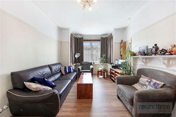 4 Bedroom Terraced House For Sale In Hamilton Road, Golders Green, NW11