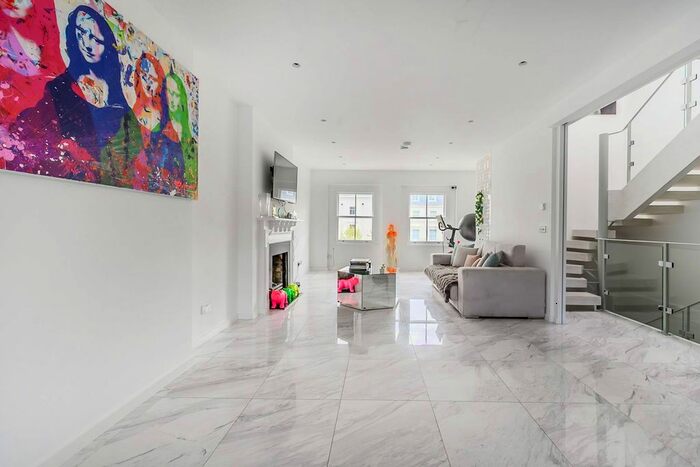 3 Bedroom Flat To Rent In Queens Gate, South Kensington, London, SW7