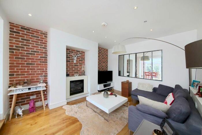 2 Bedroom Flat To Rent In Talgarth Road, London, W14