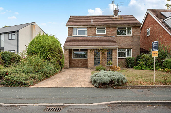 3 Bedroom Detached House For Sale In Merlin Way, Covingham, Swindon, SN3