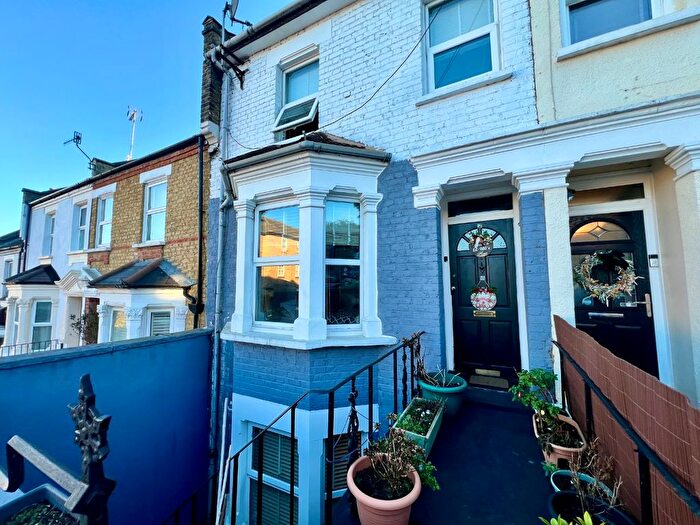 3 Bedroom Semi Detached House For Sale In Parkdale Road, Plumstead, London, SE18