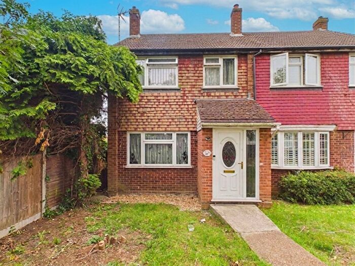 3 Bedroom Property For Sale In Larkswood Road, Corringham, SS17