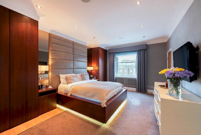 3 Bedroom Flat To Rent In Rutland Gate, London, SW7