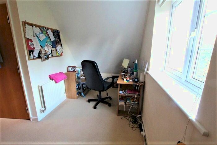 2 Bedroom Flat To Rent In Copthorne Common Road, Copthorne, Crawley, RH10