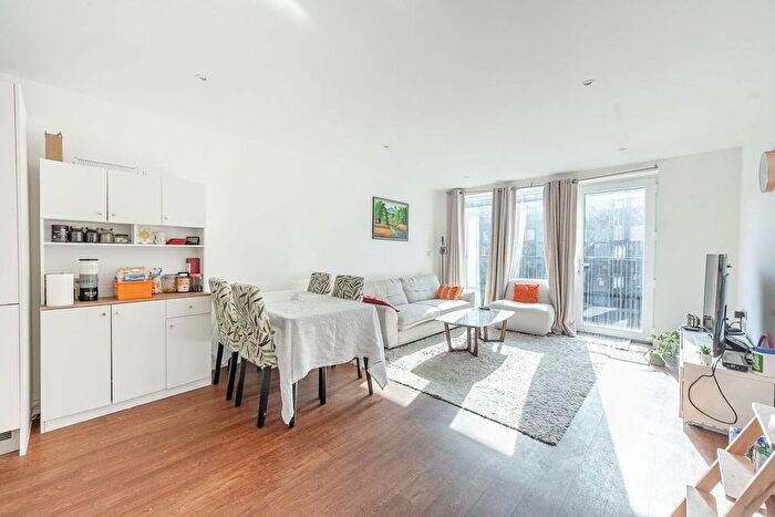 3 Bedroom Flat To Rent In Howard Road, Stanmore, Stanmore, HA7