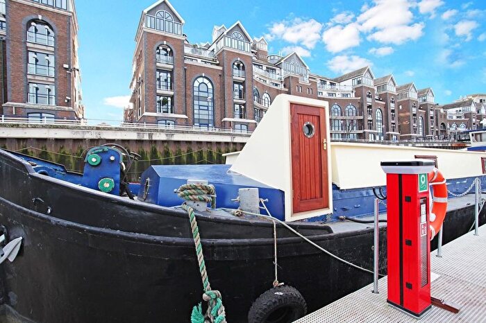 1 Bedroom Houseboat To Rent In Plantation Wharf Quay, Battersea, SW11