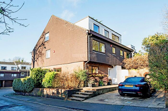 4 Bedroom Semi Detached House For Sale In Vineries Bank, Mill Hill, NW7