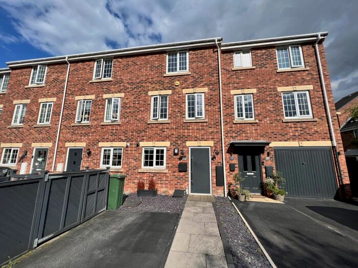 4 Bedroom Town House To Rent In Moat Way, Brayton, YO8