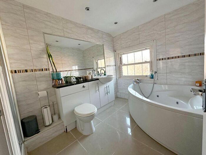 2 Bedroom Apartment For Sale In West Rock, Saltisford, Warwick, CV34