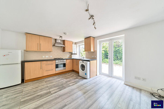 2 Bedroom Apartment For Sale In Davenant Road, London, N19