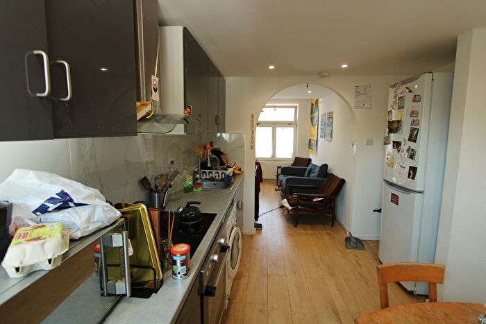 3 Bedroom Flat To Rent In Westcote Road, London, SW16
