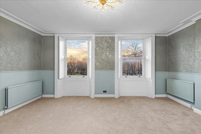 2 Bedroom Flat To Rent In Royal Crescent, London, W11